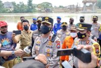 Peninjauan Kapolda Jatim pada lokasi sekitar perahu sungai tenggelam di jembatan penghubung Kanor Bojonegoro - Rengel Tuban