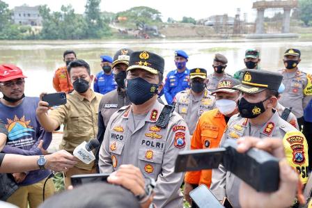 Peninjauan Kapolda Jatim pada lokasi sekitar perahu sungai tenggelam di jembatan penghubung Kanor Bojonegoro - Rengel Tuban