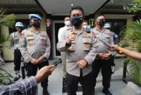  Kapolda Jatim, Irjen Pol Nico Afinta saat dimintai keterangan awak media