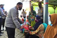 Kapolres Bojonegoro AKBP EG Pandia meninjau pelaksanaan vaksinasi lansia dan berikan sembako