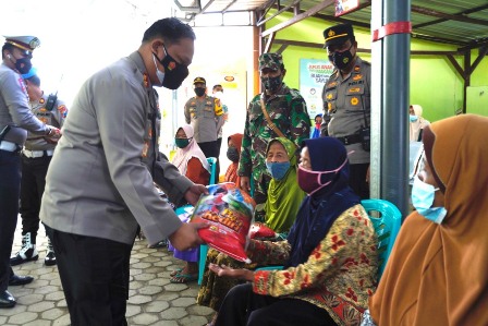 Kapolres Bojonegoro AKBP EG Pandia meninjau pelaksanaan vaksinasi lansia dan berikan sembako