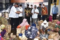 Kepala Badan Nasional Penanggulangan Terorisme (BNPT) Komjen Pol Dr. Boy Rafli Amar, M.H didampingi Wabup Lamongan KH Abdul Rouf M.Ag saat meninjau proses pembuatan ikan di Brondong, Rabu (17/11)