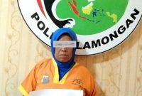 Ibu rumah tangga warga Mayong Karangbinangun saat diamankan di Polres Lamongan, Minggu (21/11)