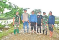 Jajaran Dinas PU Sumber Daya Air dan Forkopimcam Turi dan tokoh masyarakat, Bupati Lamongan melihat kondisi terkini Kali Plalangan. Jum'at (5/11/2021)
