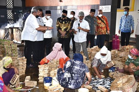 Kepala Badan Nasional Penanggulangan Terorisme (BNPT) Komjen Pol Dr. Boy Rafli Amar, M.H didampingi Wabup Lamongan KH Abdul Rouf M.Ag saat meninjau proses pembuatan ikan di Brondong, Rabu (17/11)