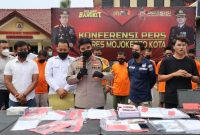 Kapolresta Mojokerto AKBP Rofiq Ripto Himawan, S.I.K., S.H., M.H. didampingi Kasat Reskrim IPTU Hari Siswanto, S.A.P., M.H., Kasat Lantas AKP Heru SBS. dan Kasi Humas IPDA MK Umam, SE serta Kasi Propam Kota IPDA Yuda Yulianto, SH dan Kanit Pidum IPTU Bayu menggelar Konferensi Pers Tindak Pidana Penggelapan Dalam Jabatan Atau Penipuan Atau Penggelapan di Halaman Polres Mojokerto Kota. Senin (22/11/21) siang [DOK Istimewah Humas}