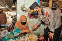Kapolda Jatim, Irjen Pol Nico Afinta mengunjungi Aiptu Sumilak di pasar Pon Sawahan desa Sumbertebu, Mojokerto