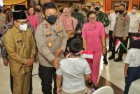 Polda Jatim memberikan dukungan psikososial bagi anak yatim piatu terdampak Covid-19 dan penyandang disabilitas di Malang