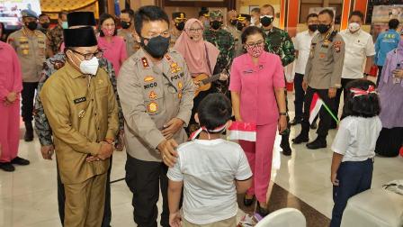 Polda Jatim memberikan dukungan psikososial bagi anak yatim piatu terdampak Covid-19 dan penyandang disabilitas di Malang