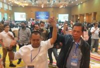 {Baju Putih}  Lutfil Hakim yang akrab disapa Cak Item terpilih sebagai Ketua Persatuan Wartawan Indonesia (PWI) Jawa Timur periode 2021-2026 di Konferensi PWI XV 2021