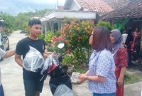 Pelajar SMA Wahid Hasim Lamongan, Muhammad Yusuf Efendi saat menerima hadiah sepeda motor dari Miss Cindy owner KF Skin Kosmetik, Jumat (12/11)