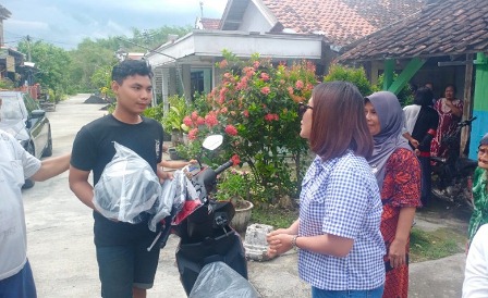 Pelajar SMA Wahid Hasim Lamongan, Muhammad Yusuf Efendi saat menerima hadiah sepeda motor dari Miss Cindy owner KF Skin Kosmetik, Jumat (12/11)