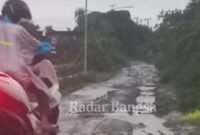 Potret buram kondisi jalan poros rusak parah dan sangat memprihatinkan, tepatnya desa yang dijabat oleh Kepala Desa yang sempat Viral dan Go Nasional, dia Angely Emitasari Kepala Desa Kedungkumpul, Kecamatan Sukorame, Kabupaten Lamongan, Jawa Timur. Kamis (04/11/2021)