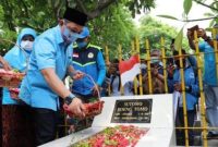 Ketua Umum DPP Partai Gelora, Anis Matta tabur bunga di atas Makam Bung Tomo, Jl. Ngagel, Surabaya