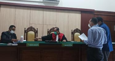 Suasana sidang kasus Vera Widjaya dengan mantan pengacaranya, Albert Riyadi Suwono di PN Surabaya