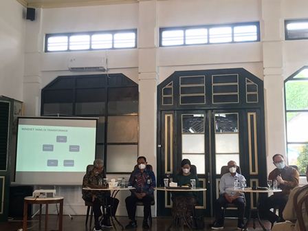  CEO Inixindo Jogja, Andi Yuniantoro sedang menjabarkan tentang penerapan smart city di wilayah Yogyakarta