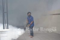 Mas Pipin sedang melakukan fogging di lingkungan Desa Kedungmalang