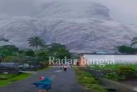 Saat warga dekat gunung semeru berlari mnyelamatkan didi [Medsos]