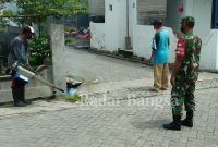 Babinsa 0812/26 dan Puskesmas lakukan pendampingan Pemerintah Desa melakukan fogging (Dok Foto: Istimewa /RadarBangsa.co.id)