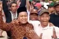 Cakades Nyawangan, Kabupaten Tulungagung peraih suara terbanyak, Yoko Dwi Mukarom di tengah-tengah pendukungnya.