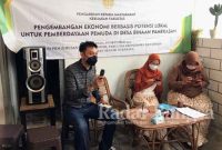 Sosialisasi dan pelatihan pengolahan potensi lokal oleh Tim PKM dosen Jurusan IE FEB Unesa pada pemuda di Desa Binaan