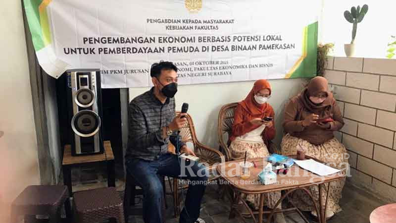 Sosialisasi dan pelatihan pengolahan potensi lokal oleh Tim PKM dosen Jurusan IE FEB Unesa pada pemuda di Desa Binaan