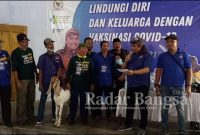 Pak Nurhadi sedang membacakan pemenang hadiah utama satu ekor kambing