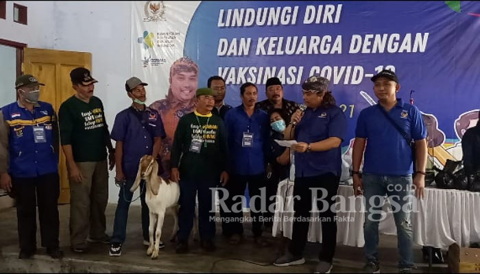 Pak Nurhadi sedang membacakan pemenang hadiah utama satu ekor kambing