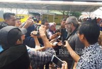 Arist Merdeka Sirait memberikan keterangan Pers