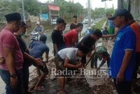 Warga Tunjung saat bersihkan lingkungan ponpes