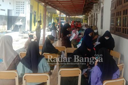 Serbuan Vaksinasi  yang ke 2 secara massal bertempat di Pondok Pesantren Darul Kholil Jalan Kali Modern Kelurahan Tunjung Kecamatan Burneh Kabupaten Bangkalan Madura Jawa Timur  Kamis (2/12/2021)