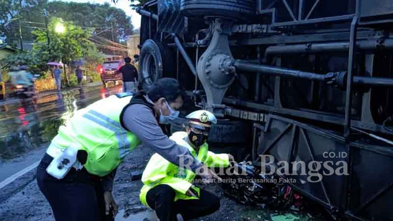 Kondisi bus yang terguling dan menimpa seorang pengendara motor di Jalan Klaseman, Kecamatan Gending, Kabupaten Probolinggo, Jawa Timur, pada Rabu (1/12/2021).