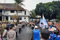 Kapolres Semarang, AKBP Yovan Fatikha HA saat mengamankan aksi demonstrasi para buruh.