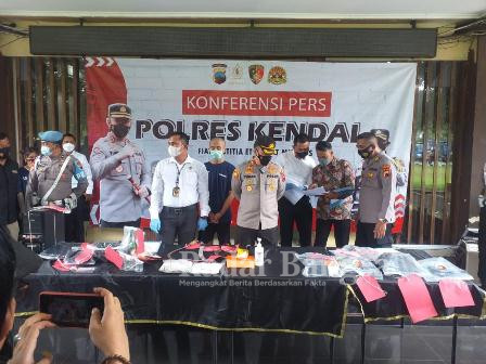 Kapolres Kendal AKBP Yuniar Ariefianto SH SIK MH, saat jumpa pers di halaman Mapolres Kendal, Senin (6/12/2021)