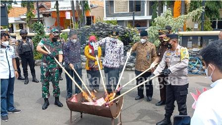 Polres Lamongan melakukan pemusnahan barang bukti hasil Ops Cipta Kondisi jelang tahun baru 2022. (Dok Foto: Istimew /RadarBangsa.co.id)