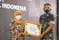 Gubernur Jawa Timur Khofifah Indar Parawansa memberi penghargaan kepada Kodim 0812 Lamongan sebagai stakeholder terbaik dalam penanganan pandemi COVID-19 di Jawa Timur. Selasa (14/12/2021), (Dok Foto: Istimewa Pendim 0812 Lamongan / RadarBangsa.co.id)