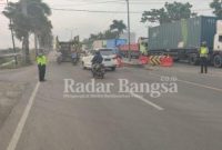 Satuan Lalu Lintas Polres Lamongan lagi bertugas mengatur lalu lintas di Jalur Nasional di Kabupaten Lamongan Jawa Timur. Selasa (14/12/2021), (Dok Foto: Istimewa Humas Polres Lamongan/ RadarBangsa.co.id)