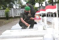 Peringati Hari Juang TNI-AD ke-76 tahun 2021, Kasdim 0812 Mayor Arh G.N Putu Ardana S. S., memimpin ziarah dan tabur bunga dan diikuti anggota anggota TNI, PNS, dan Persit KCK Cabang XXVII Dim 0812/Lamongan. Rabu (15/12/2021), (Dok Foto: Istimewa Pendim 0812 Lamongan / RadarBangsa.co.id)