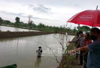 Kanit Reskrim bersama petugas piket Polsek Turi, Piket Koramil 0812/03 Turi dan saksi kusaini, ibu korban Anis fitriyah, Khasanah nenek korban bersama warga mendatangi lokasi tenggelam Ach Albert Afandi
