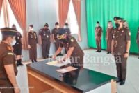 Serah terima jabatan dan pelantikan Kepala Seksi Tindak Pidana Khusus Kejaksaan Negeri Lamongan dari Muhammad Subhan, S.H., M.H., kepada pejabat yang baru Anton Wahyudi, SH MH (Dok Foto: Istimewa/RadarBangsa.co.id).