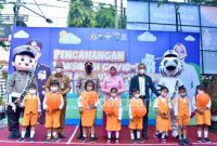 Kapolres Lamongan AKBP Miko Indrayana, S.I.K., didampingi Ketua Bhayangkari cabang Lamongan Ny. Anita Miko Indrayana, Kepala Sekolah SD 5 Kemala Bhayangkari, serta pimpinan cabang BRI Lamongan. (Dok Foto: Istimewa / RadarBangsa.co.id).