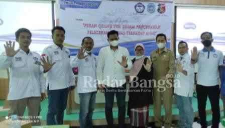 Ketua Korda TRRC Lamongan dan anggota bersama Ibu Bupati, Kanit PPA Polres Lamongan serta para Mahasiswa (Dok Foto: Istimewa /RadarBangsa.co.id)