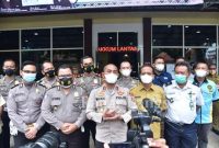 Kapolres Lamongan AKBP Miko Indrayana S.I.K., bersama AKBP Setia Budi beserta tim pendamping Ditlantas Polda Jatim AKBP Wiwit dan rombongan Tim RSPA (Road Safety Partnership Action) korlantas Polri usai penilaian di Mapolres Lamongan. Senin (06/12/2021) (Dok Istimewa Humas Polres Lamongan)