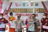 Konferensi Pers Kapolres Lamongan AKBP Miko Indrayana didampingi Kasatreskrim AKP Yoan Septi Hendri, KBO Reskrim IPTU Suroto, Kanit II Pidsus IPDA Arif, Kasi Humas IPTU Jinanto serta tersangka Sugi Bawa Tri Laksana di Mapolres Lamongan (Dok Foto: Istimewa / RadarBangsa.co.id)