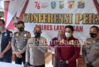  AKBP Miko Indrayana Kapolres Lamongan bersama AKP Yoan Septi Hendri Kasatreskrim, AKP Aristianto Budi Sutrisno Kasatlantas, Kasatnarkoba AKP Ahmad Khusen, IPTU Jinanto serta Kasi Humas saat konferensi Pers Cipkon jelang Nataru di Mapolres Lamongan (Dok Foto: Istimewa / RadarBangsa.co.id)