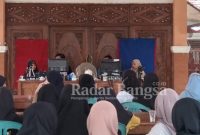 Petugas Disdukcapil Lamongan saat melakukan perekaman KTP-el di Kecamatan Pucuk, Sabtu (25/12)