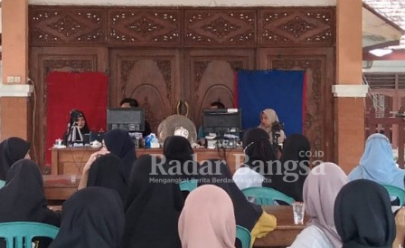 Petugas Disdukcapil Lamongan saat melakukan perekaman KTP-el di Kecamatan Pucuk, Sabtu (25/12)