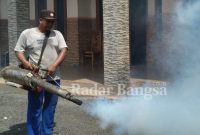 Petugas saat melakukan penyemprotan atau fogging di Desa Warukulon Kecamatan Pucuk, Sabtu (25/12)