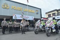 Bantuan sosial korban bencana alam erupsi gunung semeru diberangkatkan Kapolres Lamongan AKBP Miko Indrayana di halaman Mapolres Lamongan. Selasa (07/12/2021), (Doko Foto Istimewa Humas Polres Lamongan/RadarBangsa.co.id)