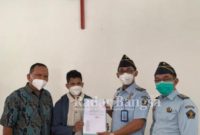 Kasi Binadik dan Giatja, Dwi Ahmad Sarifudin saat pemberian Remisi Khusus Natal tahun 2021 kepada WBP di Gereja Philadelpia Lapas Lamongan (Dok Foto: Istimewa/RadarBangsa.co.id)